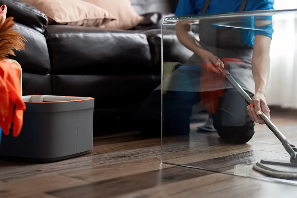 Putzen in einer schlechten Körperhaltung Putzen in einer schlechten Körperhaltung