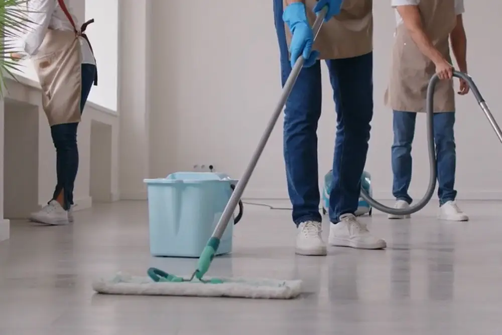 Reinigungskraft putz Grossraumbüro