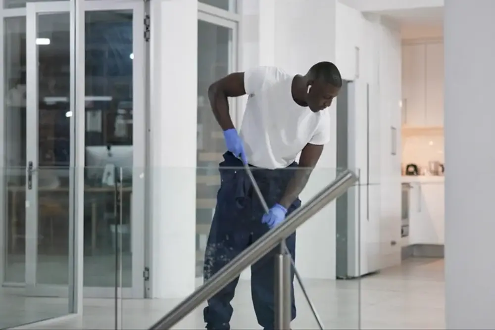 Professionelle Reinigungskraft